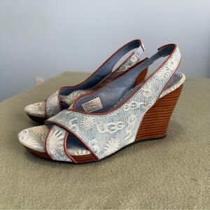 UGG Light Blue Denim Floral Slingback Wedge Sandals with Brown Trim size 7,5